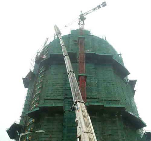 牧野吊车在工地上作业